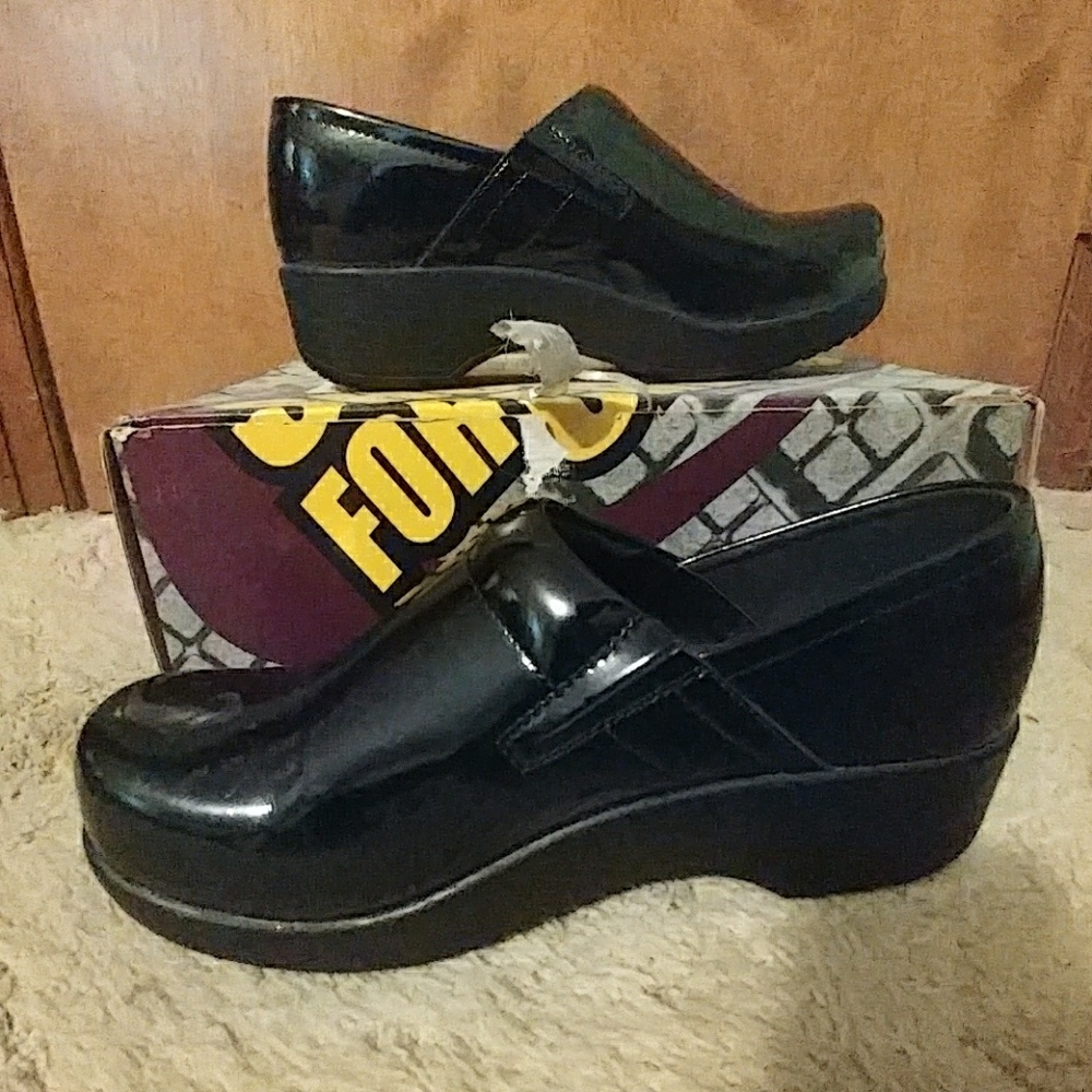 Non slip clogs